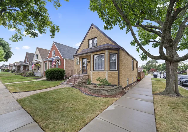 Photo 2 of Single family home for sale at 5300 S Narragansett Ave, Chicago, IL 60638 | MLS# 12764485 | Listing updated on 2026-09-30