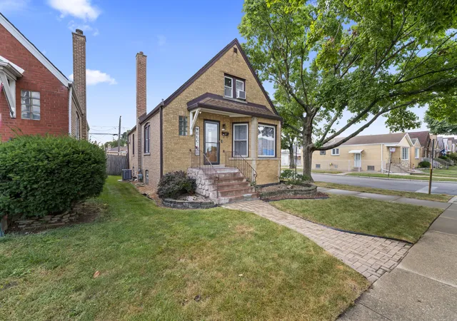 Photo 3 of Single family home for sale at 5300 S Narragansett Ave, Chicago, IL 60638 | MLS# 12764485 | Listing updated on 2026-09-30