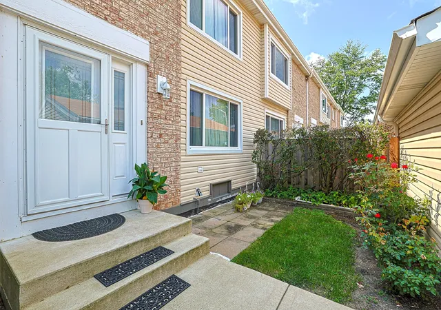 Photo 3 of Townhouse for sale at 293 Barclay Dr, Glendale Heights, IL 60139 | MLS# 12764486 | Listing updated on 2026-09-23