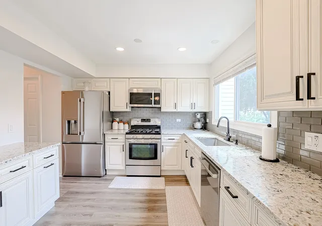 Photo 3 of Townhouse for sale at 293 Barclay Dr, Glendale Heights, IL 60139 | MLS# 12764486 | Listing updated on 2026-09-23