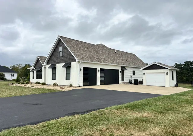 Photo 2 of Single family home for sale at 14393 N Manhattan Ln, Mt Vernon, IL 62864 | MLS# 12764505 | Listing updated on 2026-10-02