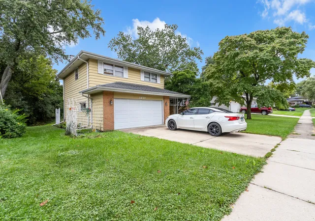 Photo 2 of Single family home for sale at 1177 Meadow Ln, Elgin, IL 60123 | MLS# 12764530 | Listing updated on 2026-09-23