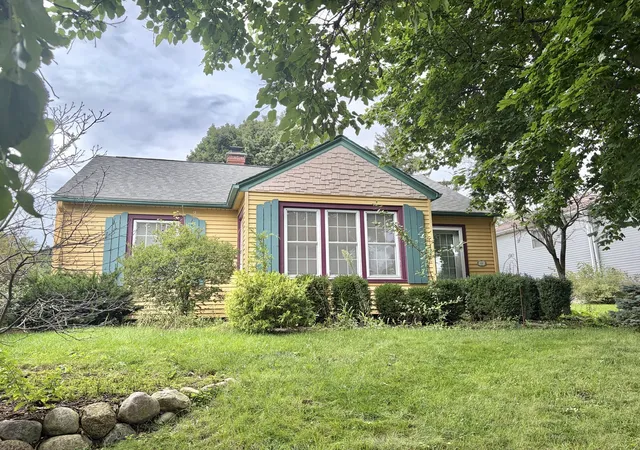 Photo 2 of Single family home for sale at 309 Chestnut St, Woodstock, IL 60098 | MLS# 12764536 | Listing updated on 2026-10-09
