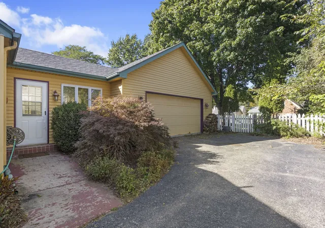 Photo 3 of Single family home for sale at 309 Chestnut St, Woodstock, IL 60098 | MLS# 12764536 | Listing updated on 2026-10-09