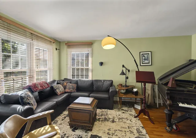 Photo 4 of Single family home for sale at 309 Chestnut St, Woodstock, IL 60098 | MLS# 12764536 | Listing updated on 2026-10-09