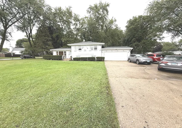 Single family home for sale at 955 Silver Lake Rd, Cary, IL 60013 | MLS# 12764574