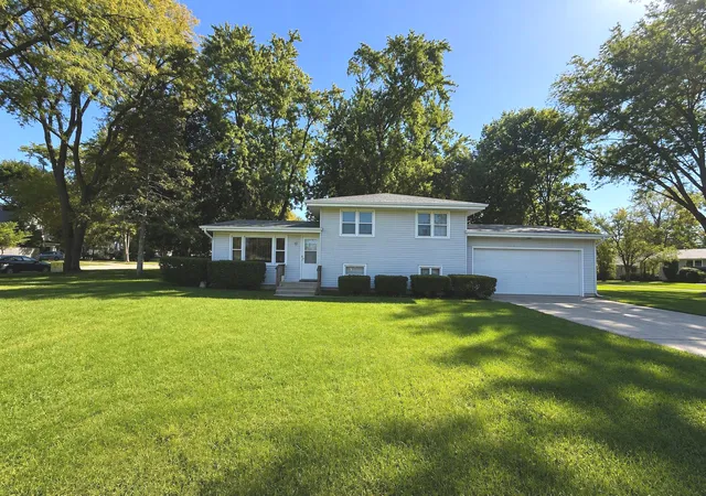 Photo 1 of Single family home for sale at 955 Silver Lake Rd, Cary, IL 60013 | MLS# 12764574 | Listing updated on 2026-10-07