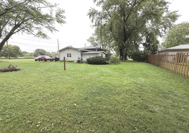 Photo 4 of Single family home for sale at 955 Silver Lake Rd, Cary, IL 60013 | MLS# 12764574 | Listing updated on 2026-09-21