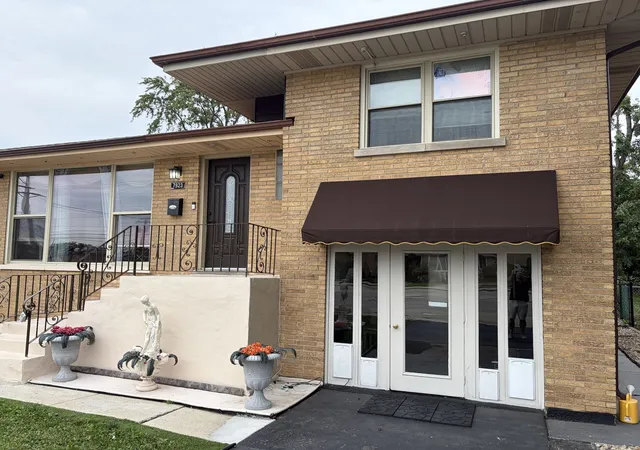 Photo 2 of Single family home for sale at 7923 Central Ave, Burbank, IL 60459 | MLS# 12764624 | Listing updated on 2026-10-06