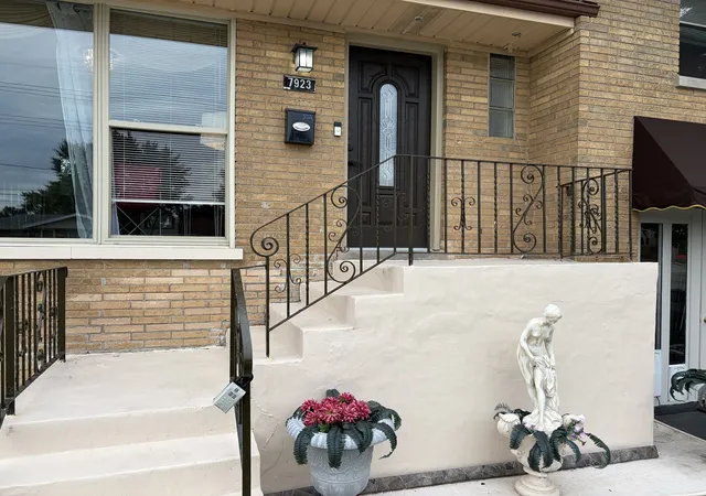 Photo 3 of Single family home for sale at 7923 Central Ave, Burbank, IL 60459 | MLS# 12764624 | Listing updated on 2026-10-06