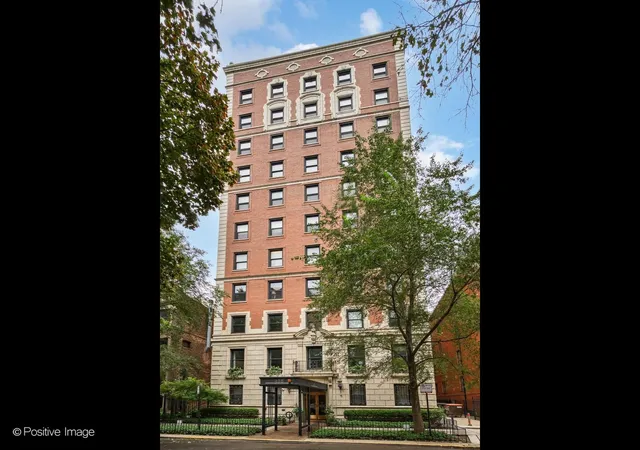 Photo 2 of Condo for sale at 433 W Briar Pl #1B, Chicago, IL 60657 | MLS# 12764635 | Listing updated on 2026-10-08