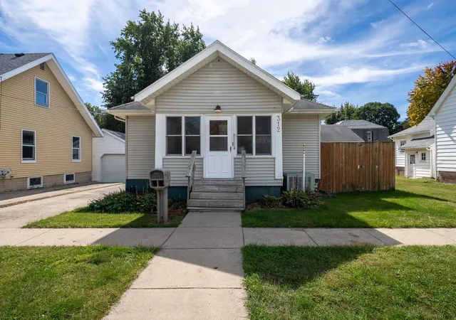 Photo 1 of Single family home for sale at 312 E South St, Clinton, IL 61727 | MLS# 12764641 | Listing updated on 2026-10-06