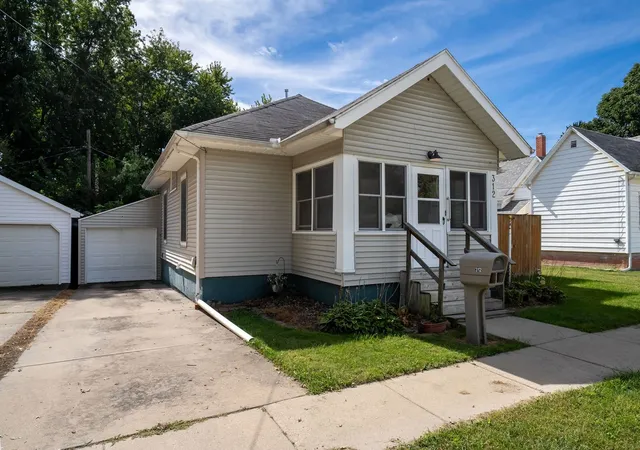 Photo 2 of Single family home for sale at 312 E South St, Clinton, IL 61727 | MLS# 12764641 | Listing updated on 2026-10-06