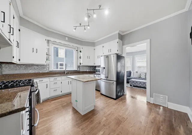 Photo 4 of Single family home for sale at 483 Barrett St, Elgin, IL 60120 | MLS# 12764643 | Listing updated on 2026-10-06