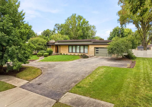 Photo 2 of Single family home for sale at 1100 Buell Ave, Joliet, IL 60435 | MLS# 12764663 | Listing updated on 2026-09-23