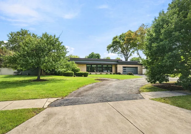 Photo 4 of Single family home for sale at 1100 Buell Ave, Joliet, IL 60435 | MLS# 12764663 | Listing updated on 2026-09-23