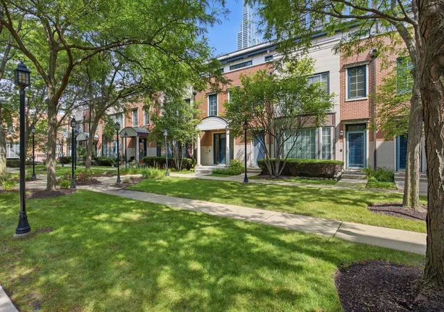 Photo 3 of Townhouse for sale at 1433 S Prairie Ave #H, Chicago, IL 60605 | MLS# 12764747 | Listing updated on 2026-09-20