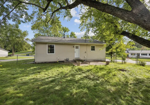 Photo 4 of Single family home for sale at 1332 Golden Valley Dr, Bettendorf, IA 52722 | MLS# 12764755 | Listing updated on 2026-10-21