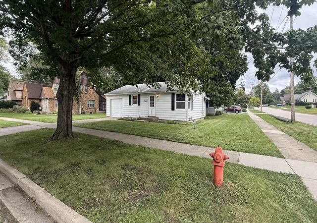 Photo 1 of Single family home for sale at 33 S Aldine St, Elgin, IL 60123 | MLS# 12764761 | Listing updated on 2026-09-24