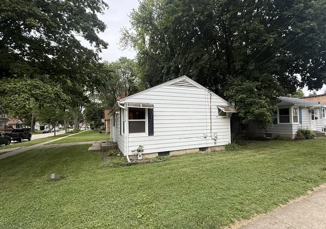 Photo 3 of Single family home for sale at 33 S Aldine St, Elgin, IL 60123 | MLS# 12764761 | Listing updated on 2026-09-24