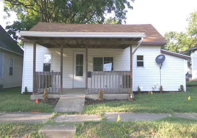 Photo 1 of Single family home for sale at 407 E Woodlawn St, Clinton, IL 61727 | MLS# 12764768 | Listing updated on 2026-09-30