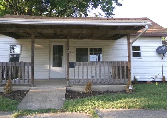 Photo 2 of Single family home for sale at 407 E Woodlawn St, Clinton, IL 61727 | MLS# 12764768 | Listing updated on 2026-09-30