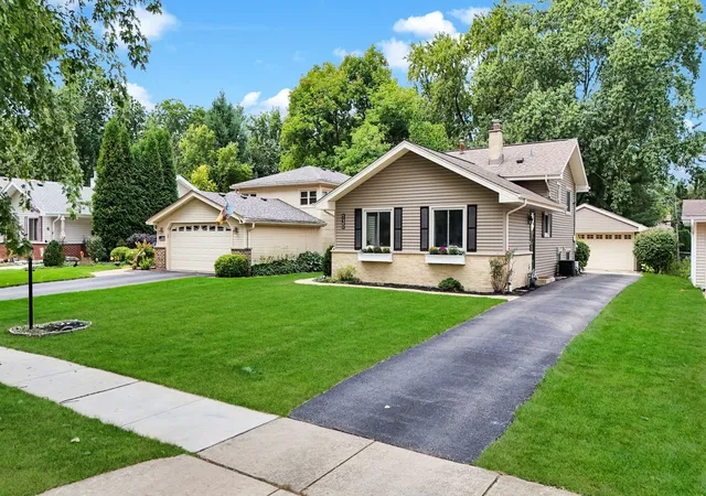 Photo 2 of Single family home for sale at 130 S Milton Ave, Glen Ellyn, IL 60137 | MLS# 12764774 | Listing updated on 2026-09-22
