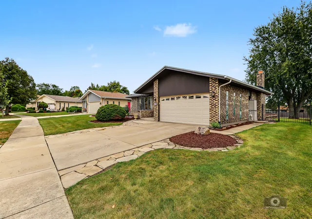 Photo 4 of Single family home for sale at 17325 Locust Ave, Tinley Park, IL 60487 | MLS# 12764803 | Listing updated on 2026-09-21
