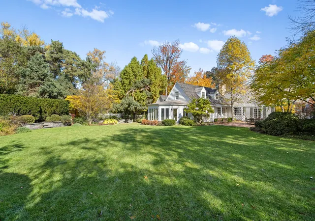 Photo 4 of Single family home for sale at 1070 Meadow Ln, Lake Forest, IL 60045 | MLS# 12764807 | Listing updated on 2026-10-02