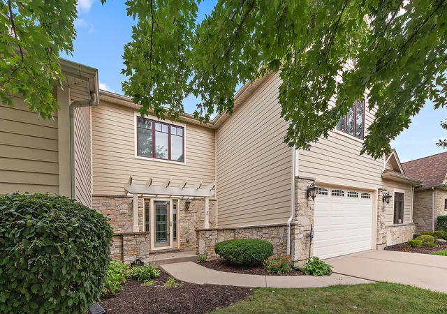 Photo 2 of Townhouse for sale at 9362 Arrowhead Cir, Frankfort, IL 60423 | MLS# 12764866 | Listing updated on 2026-10-03