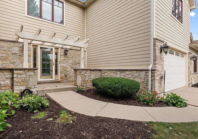 Photo 3 of Townhouse for sale at 9362 Arrowhead Cir, Frankfort, IL 60423 | MLS# 12764866 | Listing updated on 2026-10-03