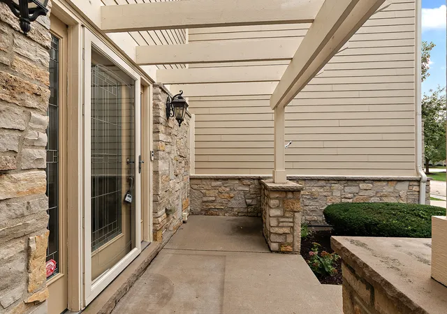 Photo 3 of Townhouse for sale at 9362 Arrowhead Cir, Frankfort, IL 60423 | MLS# 12764866 | Listing updated on 2026-10-03