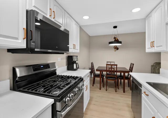 Listing Photo 5 - Condo for sale in building located at 8020 Woodglen Ln, Downers Grove, IL 60516 - Unit #202