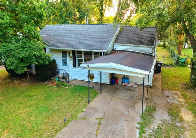 Photo 1 of Single family home for sale at 404 N Smith St, Carbondale, IL 62901 | MLS# 12764938 | Listing updated on 2026-09-21