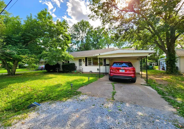 Photo 3 of Single family home for sale at 404 N Smith St, Carbondale, IL 62901 | MLS# 12764938 | Listing updated on 2026-09-21