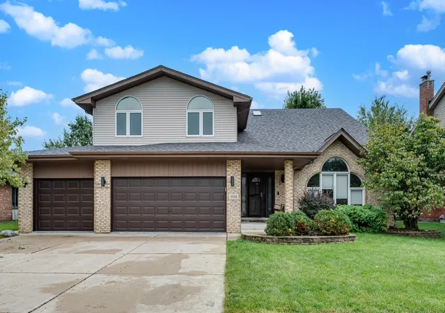 Photo 1 of Single family home for sale at 1124 Covington Dr, Lemont, IL 60439 | MLS# 12764939 | Listing updated on 2026-10-06
