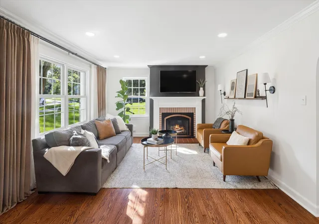 Photo 3 of Single family home for sale at 380 Oak St, Glen Ellyn, IL 60137 | MLS# 12764958 | Listing updated on 2026-10-05