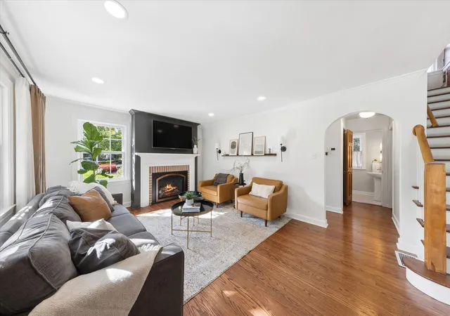 Photo 3 of Single family home for sale at 380 Oak St, Glen Ellyn, IL 60137 | MLS# 12764958 | Listing updated on 2026-10-05