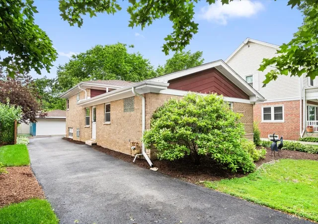 Photo 3 of Single family home for sale at 532 N Redfield Ct, Park Ridge, IL 60068 | MLS# 12764986 | Listing updated on 2026-09-22