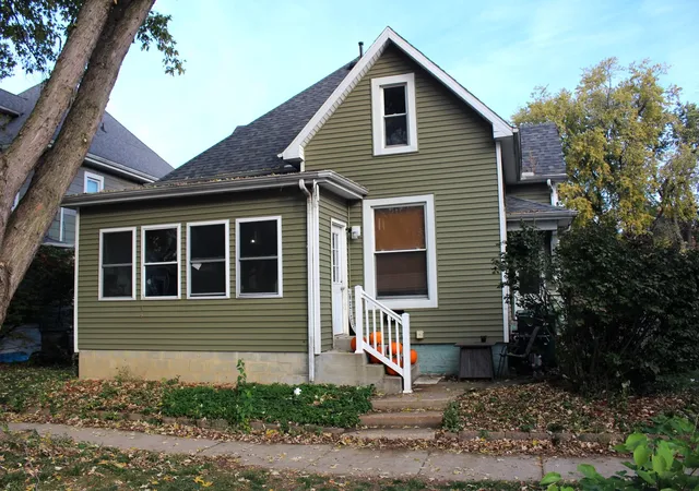 Photo 1 of Single family home for sale at 419 W Jefferson St, Clinton, IL 61727 | MLS# 12764993 | Listing updated on 2026-10-27