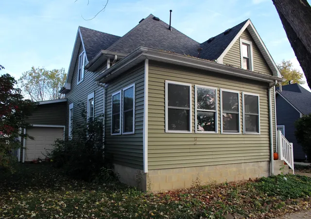 Photo 2 of Single family home for sale at 419 W Jefferson St, Clinton, IL 61727 | MLS# 12764993 | Listing updated on 2026-10-27