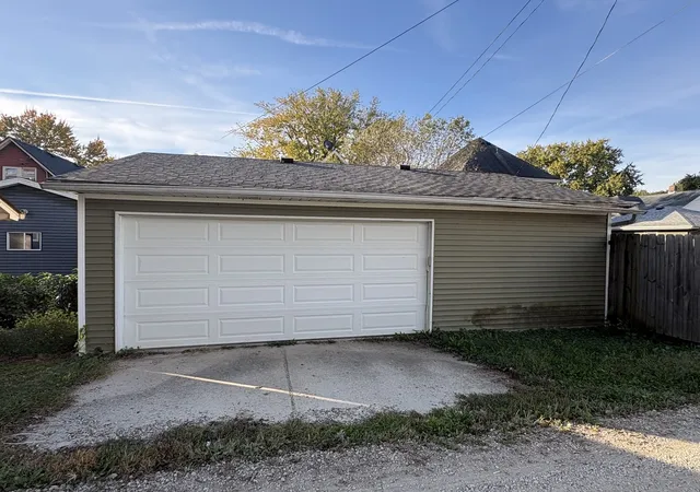 Photo 3 of Single family home for sale at 419 W Jefferson St, Clinton, IL 61727 | MLS# 12764993 | Listing updated on 2026-10-27