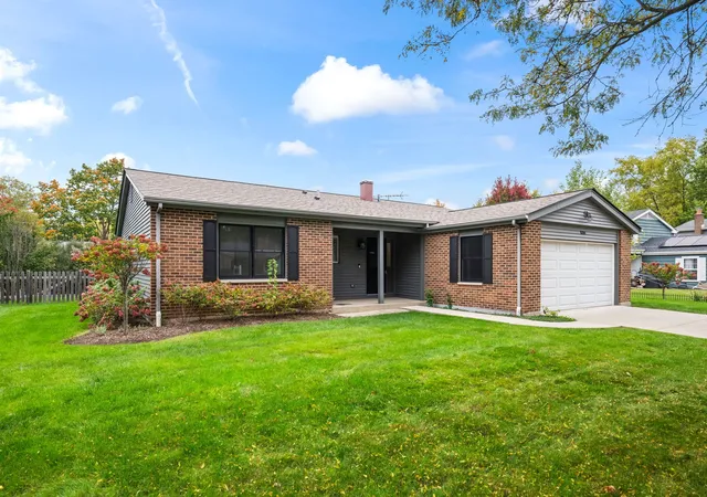 Single family home for sale at 1034 Tamarack Ln, Libertyville, IL 60048 | MLS# 12765000