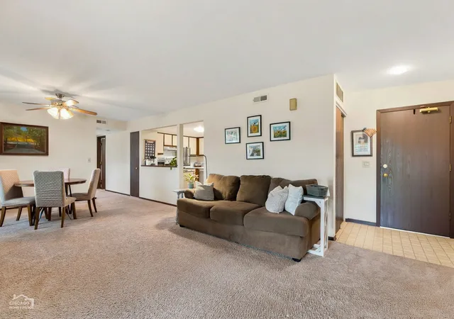 Photo 4 of Condo for sale at 4905 W Oakwood Dr #D, Mc Henry, IL 60050 | MLS# 12765010 | Listing updated on 2026-10-20