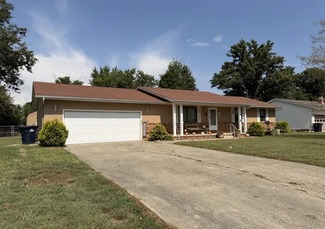 Photo 3 of Sale Pending at 374 Northwood Ln, Salem, IL 62881 | MLS# 12765014 | Listing updated on 2026-09-27