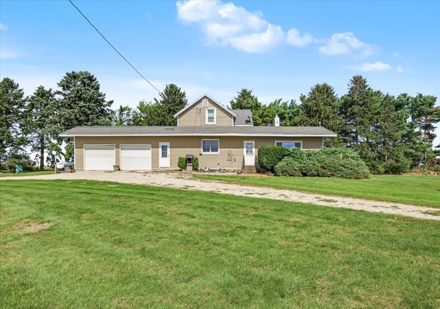 Photo 1 of Single family home for sale at 27256 N 2850 East Rd, Chenoa, IL 61726 | MLS# 12765024 | Listing updated on 2026-10-05