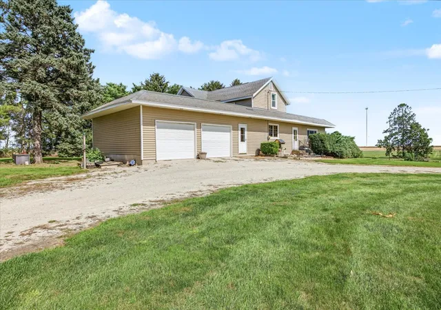 Photo 3 of Single family home for sale at 27256 N 2850 East Rd, Chenoa, IL 61726 | MLS# 12765024 | Listing updated on 2026-10-05