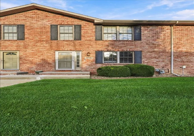 Photo 2 of Townhouse for sale at 1706 Glenbridge Rd, Bloomington, IL 61704 | MLS# 12765029 | Listing updated on 2026-10-01
