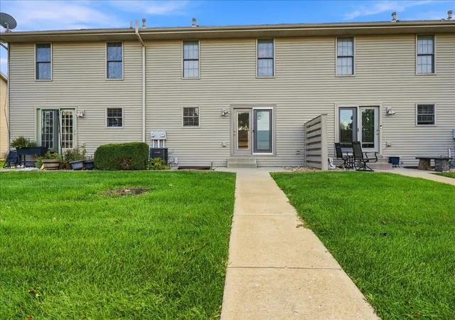 Photo 4 of Townhouse for sale at 1706 Glenbridge Rd, Bloomington, IL 61704 | MLS# 12765029 | Listing updated on 2026-10-01