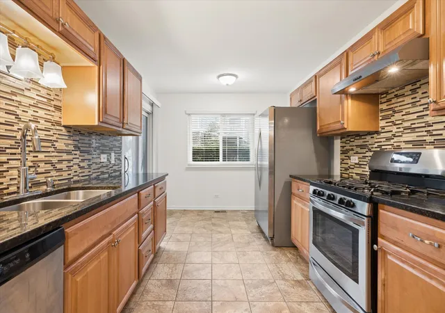 Listing Photo 5 - Condo for sale in building located at 472 Lambert Dr, Schaumburg, IL 60193 - Unit #D1